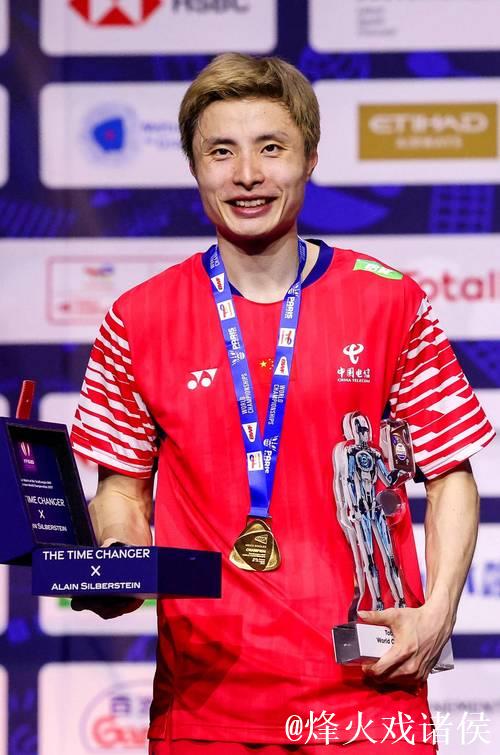石宇奇逆转世锦赛首次夺冠 国羽男单时隔10年再问鼎 石宇奇逆转世锦赛首次夺冠 国羽男单时隔10年再问鼎